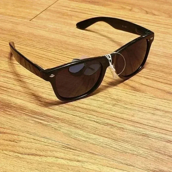 NWT Black luxury style sunglasses, UV 400 - Picture 2 of 2